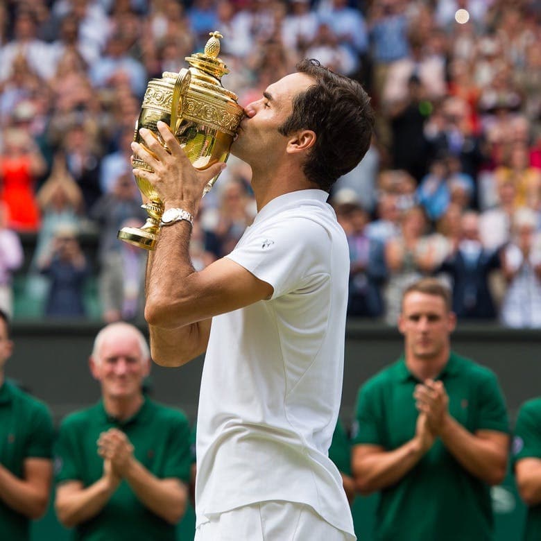 Roger Federer kissing a trophy